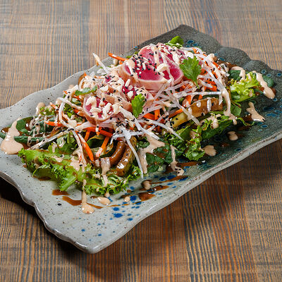 Салат с тунцом татаки и авокадо в Bao по цене 680 ₽