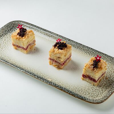 Домашний Наполеон с клубничным кули и ягодной икрой в Jack London по цене 450 ₽