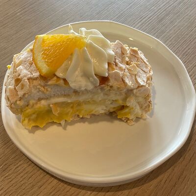 Меренговый рулет манго-кокос в S-coffee House по цене 340 ₽