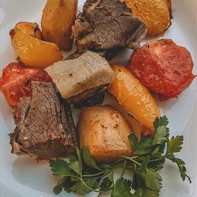 Баранина тушеная с овощами в Соль & Перец по цене 757 ₽