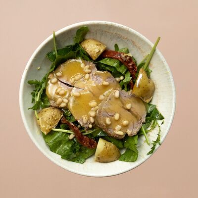 Салат с ростбифомв Романовская пекарня по цене 980 ₽