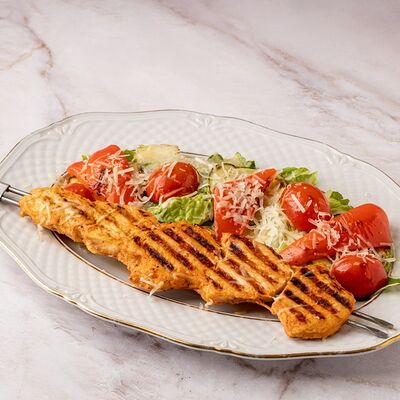 Салат с цыпленком на гриле и печеными овощами в Кофейня Пенка по цене 520 ₽