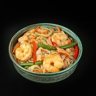 Рисовая лапша с лососем и креветками в сливочном соусе в RollWok club Азиатская кухня по цене 699 ₽