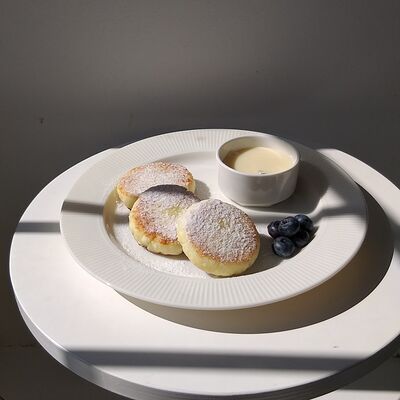 Сырники со сметаной в King Dessert по цене 480 ₽