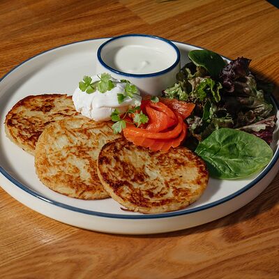 Картофельные драники с лососем и сметаной в Cream Soda по цене 750 ₽