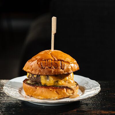 Чизбургер Just в Just Bar & Kitchen по цене 790 ₽