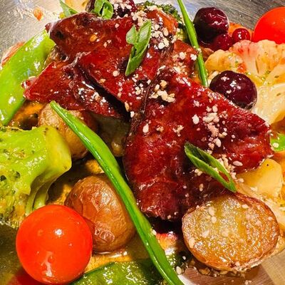 Томленые говяжьи щеки в перечном и ягодном соусах в Zames 1 по цене 950 ₽