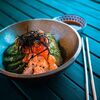 Поке с лососем и креветкой в соусе апельсиновый йогурт в Miso izakaya по цене 590