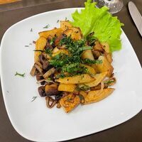 Грибы, жаренные с картофелем и луком в Кафе Анненфельд