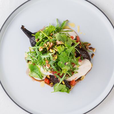 Печёный баклажан с йогуртовым кремом и спелыми томатами в Березка по цене 35 р.