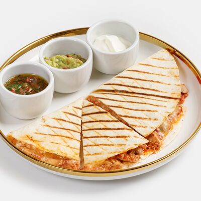 Кесадилья с курицей в Coffee Boom по цене 830 ₽