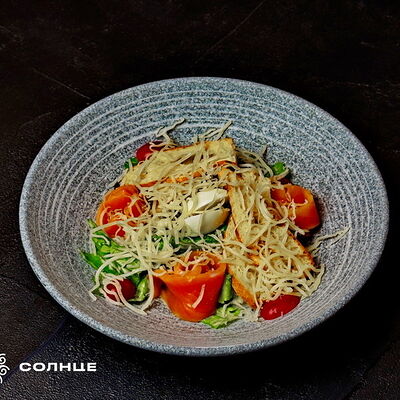 Салат Цезарь с лососем в Солнце по цене 740 ₽