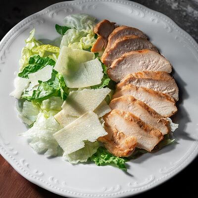 Салат Цезарь с цыпленком в La Maison гастробутик по цене 760 ₽