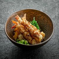 Боул с тигровыми креветками в темпуре и сливочным унаги в Ikigai