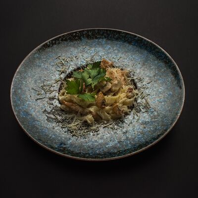 Паста с курицей и грибами в сливочном соусе в Шашлычный дворик по цене 580 ₽