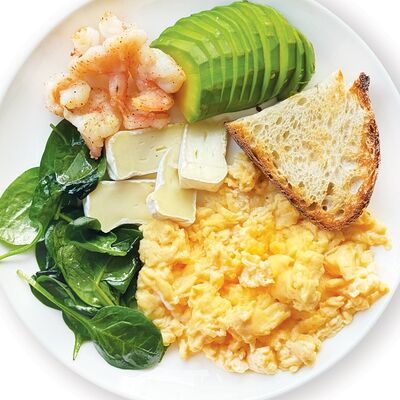 Скрембл с авокадо, креветками и сыром бри в Медовик по цене 1050 ₽