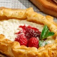 Ватрушка с творогом и малинойв Хочу Пури