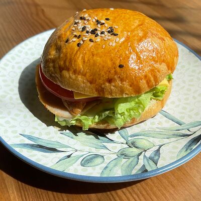 Бургер с курицей в Family Kitchen по цене 310 ₽