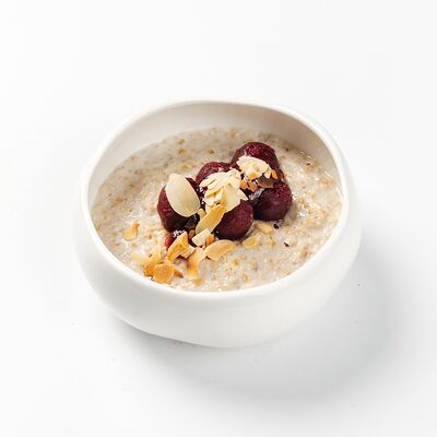 Каша овсяная с вишневым конфитюром и миндалём в Матрешка по цене 320 ₽