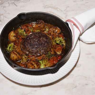 Бифтек с халуми и печеными овощамив Poly по цене 2070 ₽