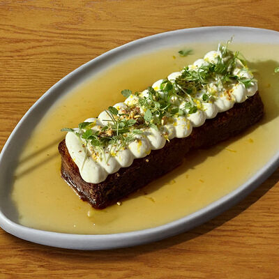 Лимонный кекс с белым шоколадом и лимончеллойв La Biga по цене 650 ₽