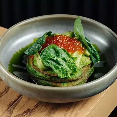 Панкейки из кабачков с красной икрой и гуакамоле в Мона по цене 950 ₽