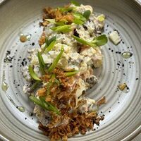 Салат Оливье c говяжьими щёчкамив FABRIKA