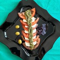 Капрезе с моцареллой и соусом песто в Достаед52