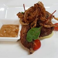 Томлёные свиные рёбрышки с луком фри и картофельным пюре в Обломовъ