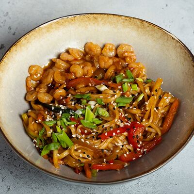 Удон с креветками чили в Люди в Баре по цене 480 ₽