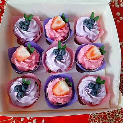 Капкейки (9 шт.) с клубникой и голубикой в Чародейка сладостей по цене 3369 ₽