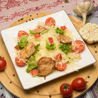 Салат Цезарь с курицей в Гурман студия по цене 420 ₽
