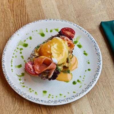 Бенедикт с лососем в DVOR гриль-бистро по цене 740 ₽