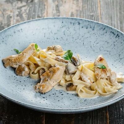 Фетучини с курицей и грибами в Люблин по цене 320 ₽