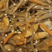 Гречневая лапша с курицей и овощами в сливочно-чесночном соусе в Севан ролл