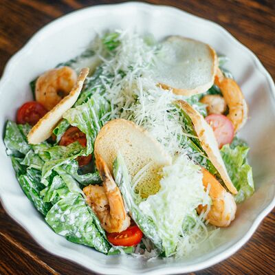 Цезарь с креветками в НА ЛУНЕ по цене 990 ₽