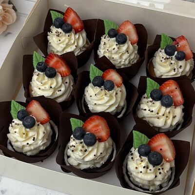 Капкейки коричневые с ягодами 9шт в Кондитерская КонфеткаПитер по цене 3280 ₽