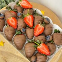 Клубника и голубика в бельгийском шоколаде Happy big в MCakes - торты и десерты