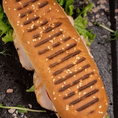 Сэндвич с курицей в Taka Bar & Grill по цене 330 ₽