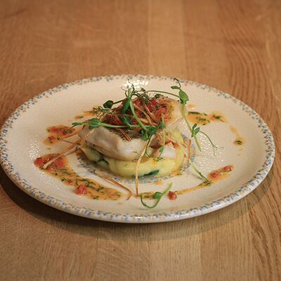 Филе судака с картофельным пюрев DVOR гриль-бистро по цене 980 ₽