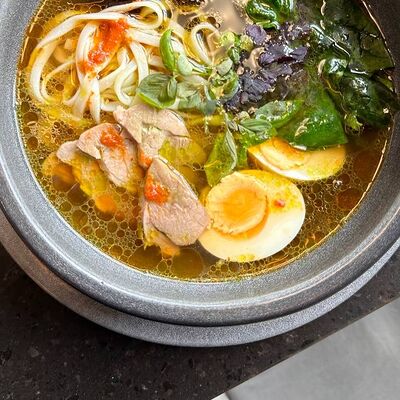 Куриный суп с лапшой и перепелиным яйцом в Sava по цене 590 ₽
