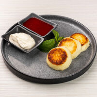Сырники со сметаной и ягодным соусом в BioCafe