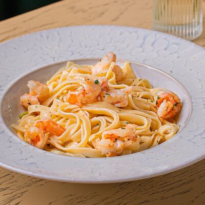 Лингвини с креветками в сливочно-винном соусев Bistro Оstro по цене 850 ₽