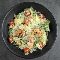 Салат Цезарь с тигровыми креветками в Мясоед