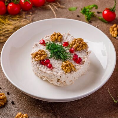 Салат с курицей и орехами в Пицца Сар & Шаурма по цене 550 ₽