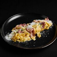 Паста карбонара с копченой говядиной в Level kitchenbar