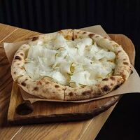 Пицца с грушей и горгонзолой в Мона