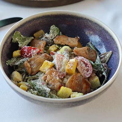 Салат цезарь с цыпленком в Shamparen по цене 580 ₽