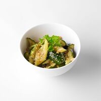 Битые огурцы с арахисом в Ossu