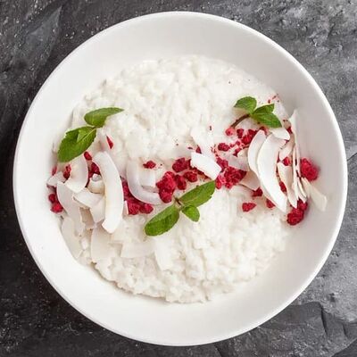 Каша рисовая на кокосовом молоке с малиной и кокосовыми чипсами в Наше место по цене 380 ₽